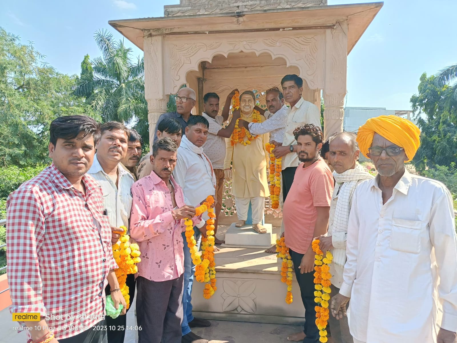 जावरा विधानसभा क्षेत्र में प्रत्याशी उम्मीदवार वीरेंद्र सिंह को टिकट मिलने पर समर्थकों ने मनाई खुशियां